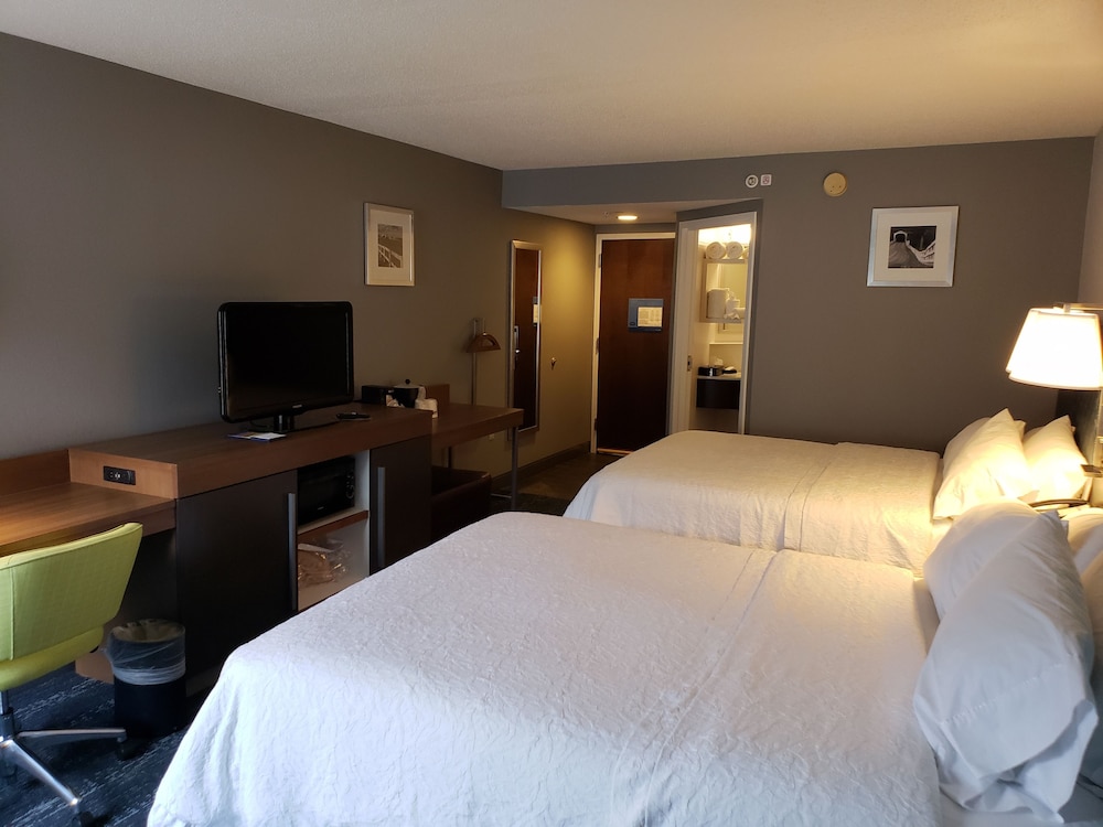 Hampton Inn Suites Newtown 25/57