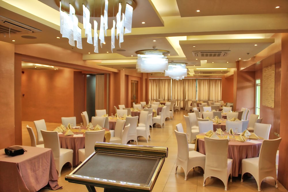 New Dawn Hotel Plus 73/79