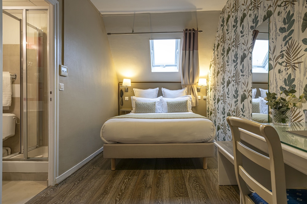 ROOM, DOUBLE BED