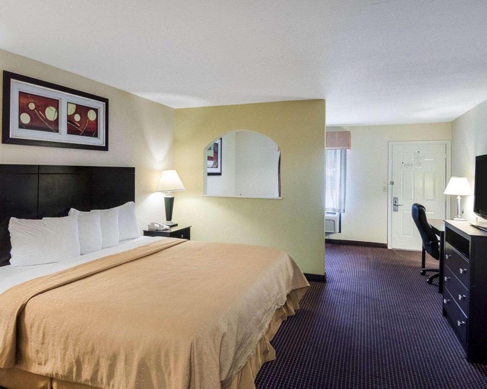 SUITE, KING BED, SMOKING