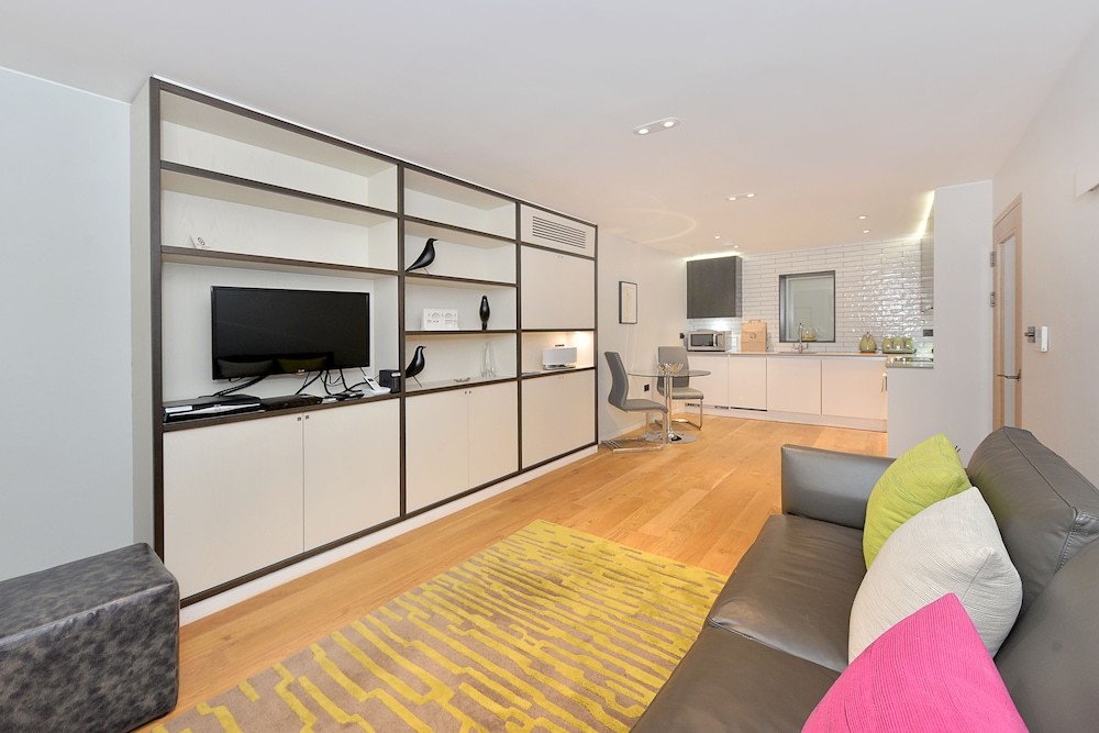 Superior St Christophers Place 15/27