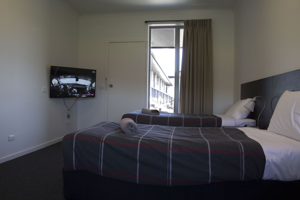 SOUTHERN OCEAN MOTOR INN 14/67