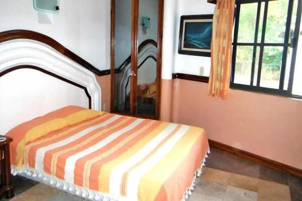 Canadian Resorts Huatulco 8/30