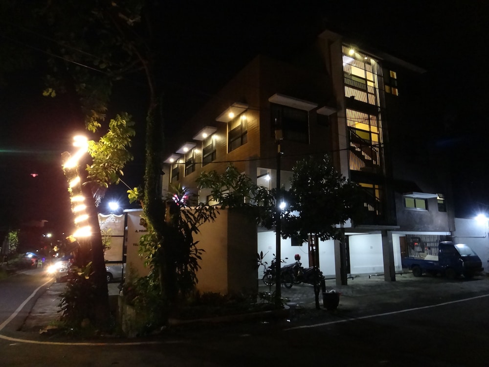 Front One Inn Malang 2/16