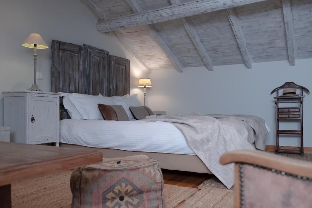 Deluxe, Suite, Double Bed, Stair Access Only, Sofa, Balcony, Attic، Amymone and Adiandi 2/10