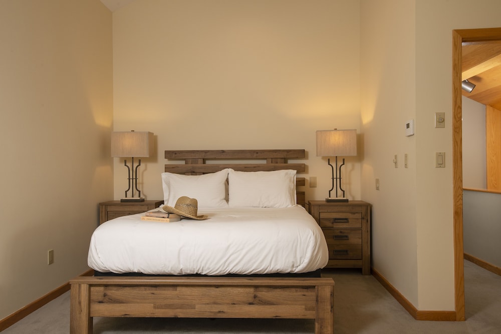 Upper, 4 King Beds, 2 Queen Beds, Back Side