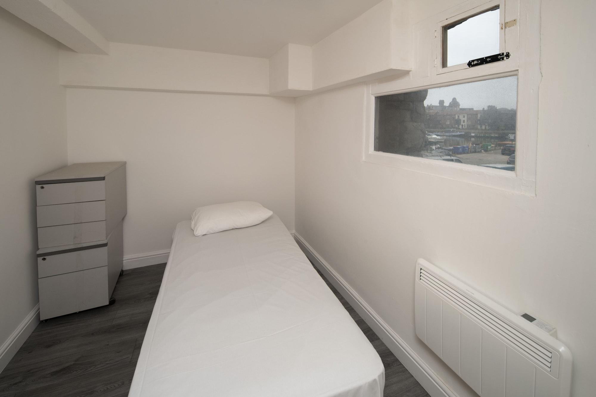 OYO Harbourside Hostel Bristol 20/39