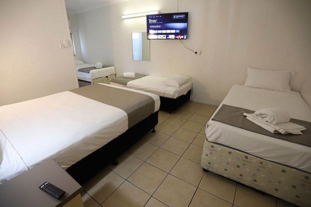 TROPIC COAST MOTEL 24/74
