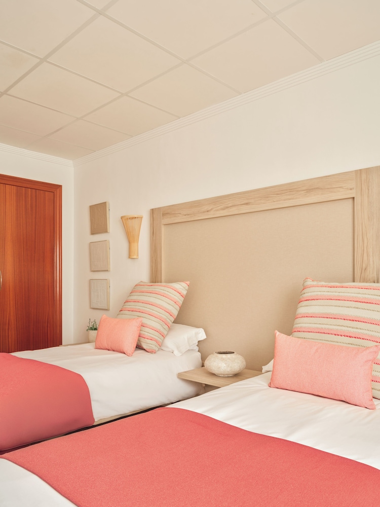 ROOM, DOUBLE BED
