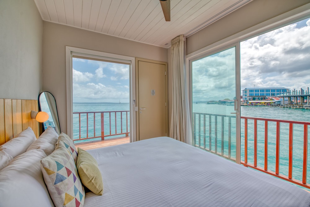 Deluxe, Cabin, Queen Bed, Pool Side