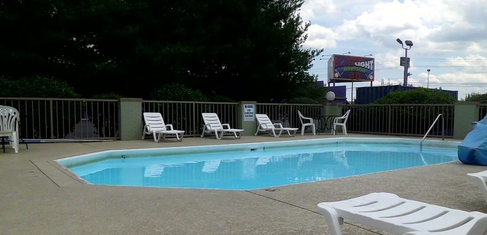 Super 8 By Wyndham Clarksville Northeast 1/21