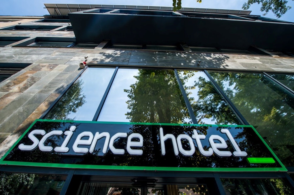 Science Hotel 1/37
