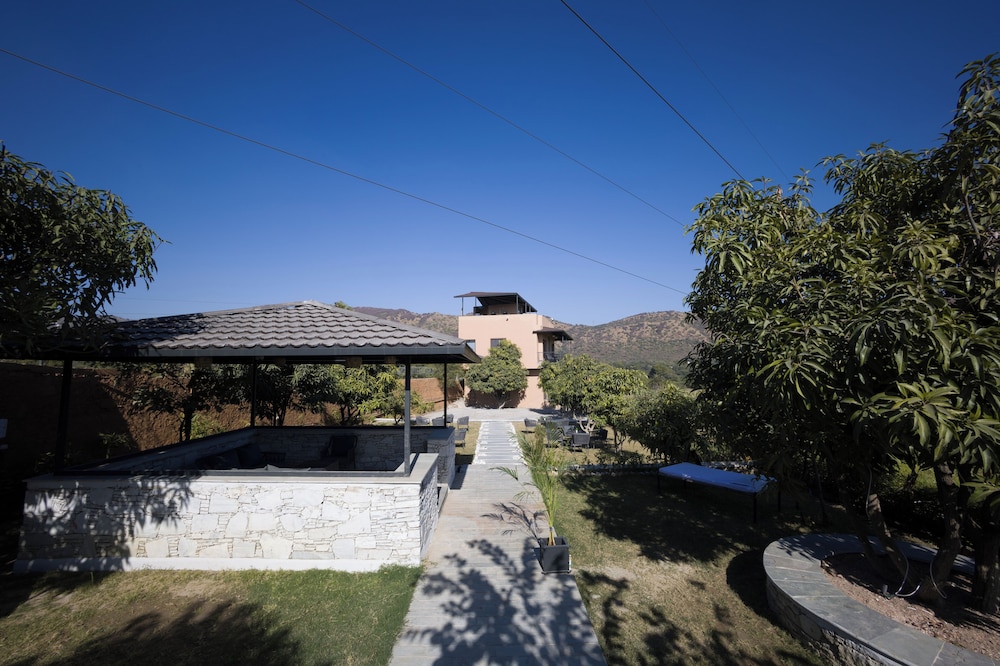 ELIVAAS Cows and Cuddles 4 BHK with Pvt Pool and Garden 40/68