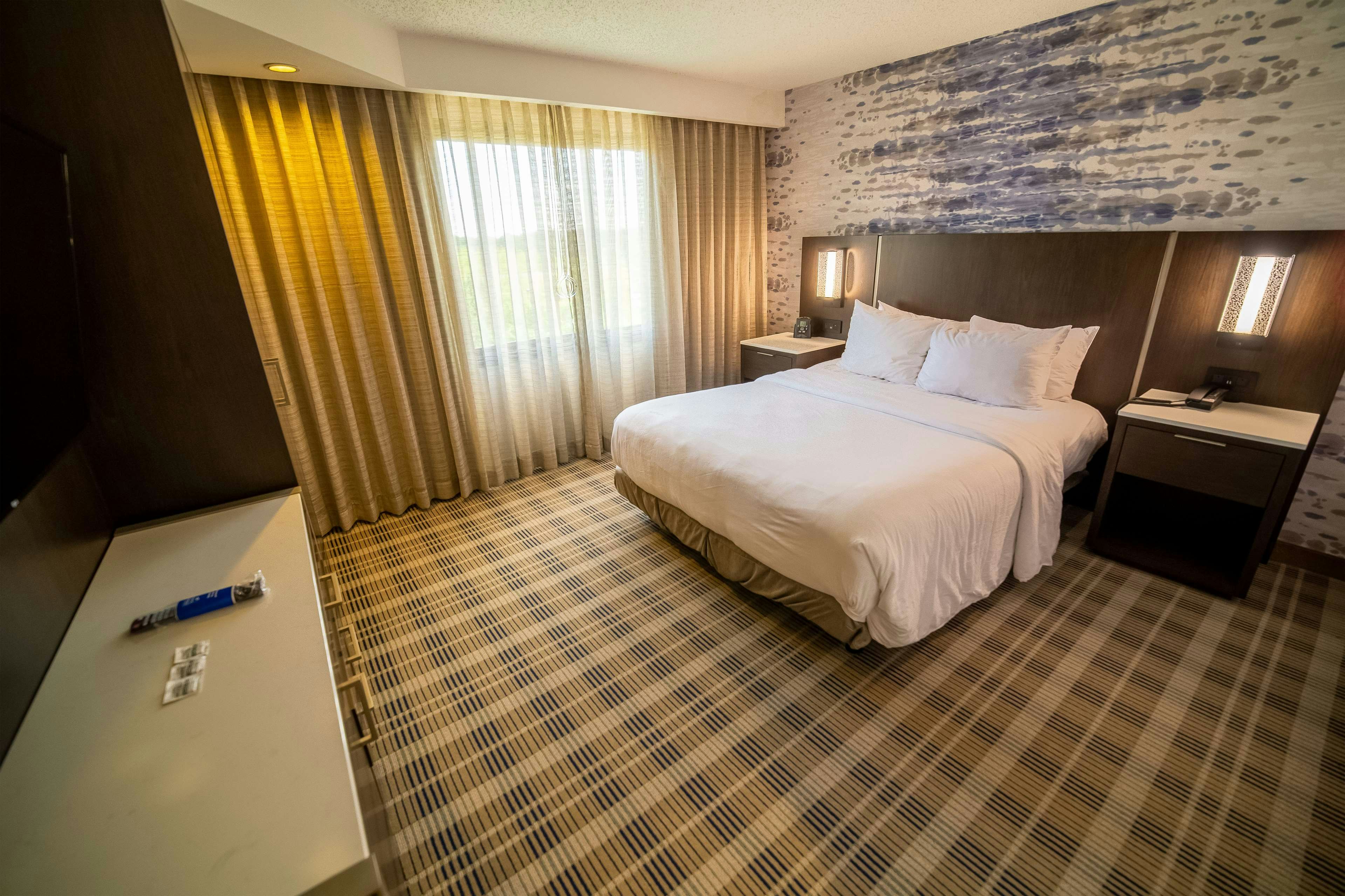 Embassy Suites by Hilton Kansas City Overland Park 13/50