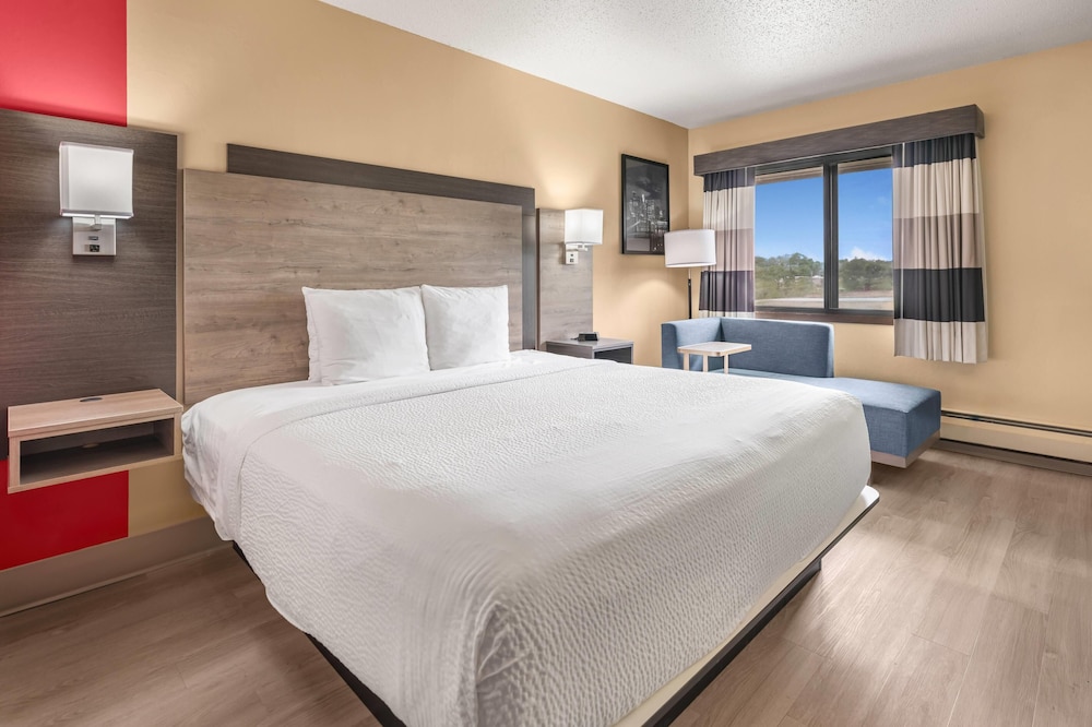 غرفة بسرير كينج، Ramada By Wyndham Minneapolis Golden Valley 2/7