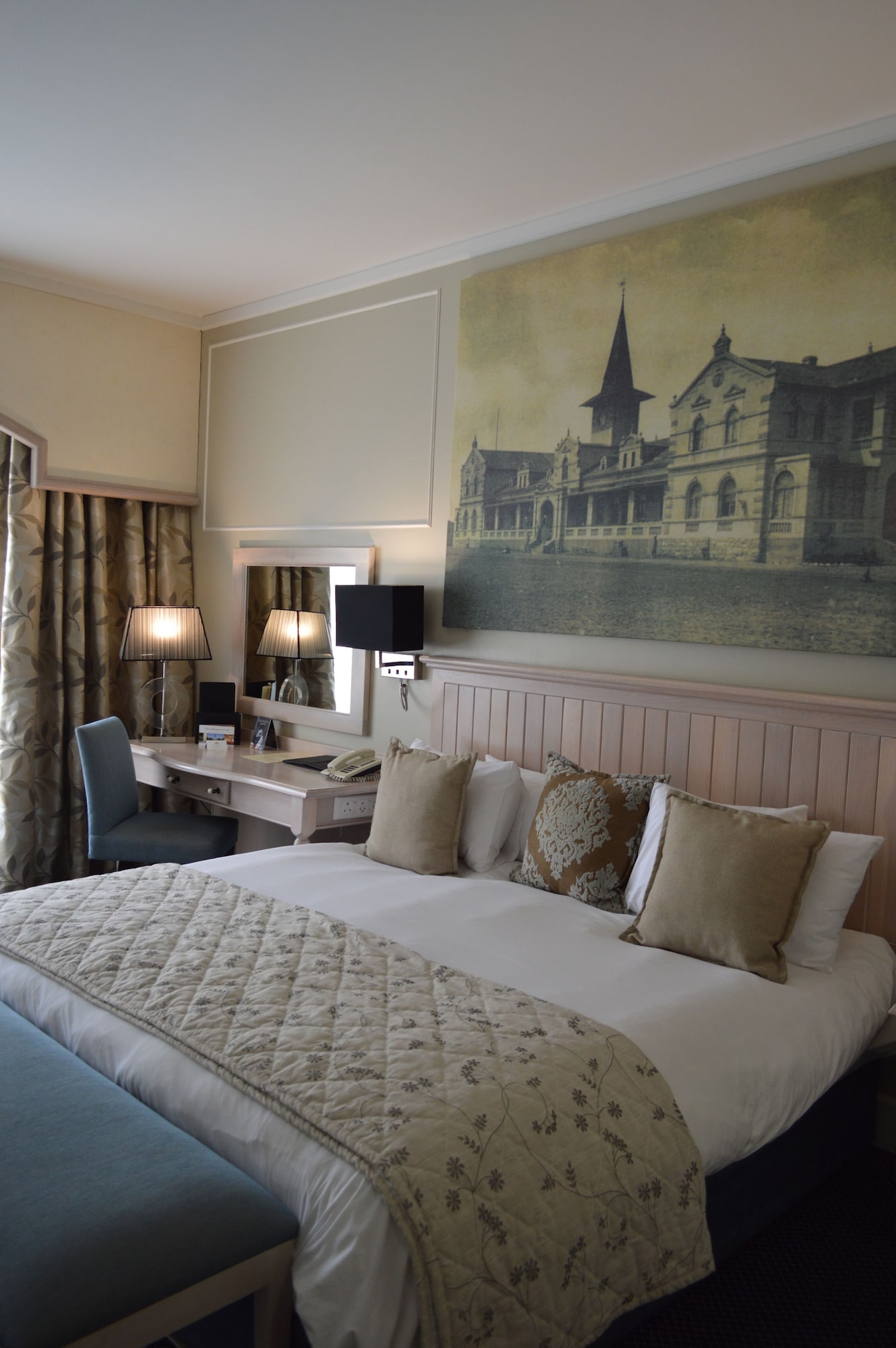 LUXURY, QUEEN BED