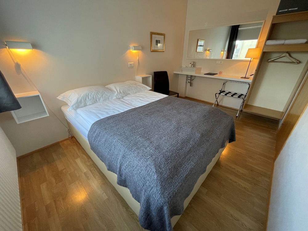 BASIC, DOUBLE BED, SHARED BATHROOM