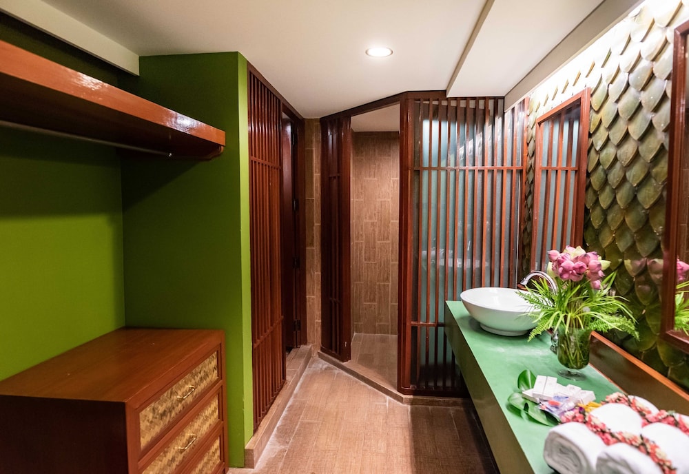 Dang Derm Hotel 36/68