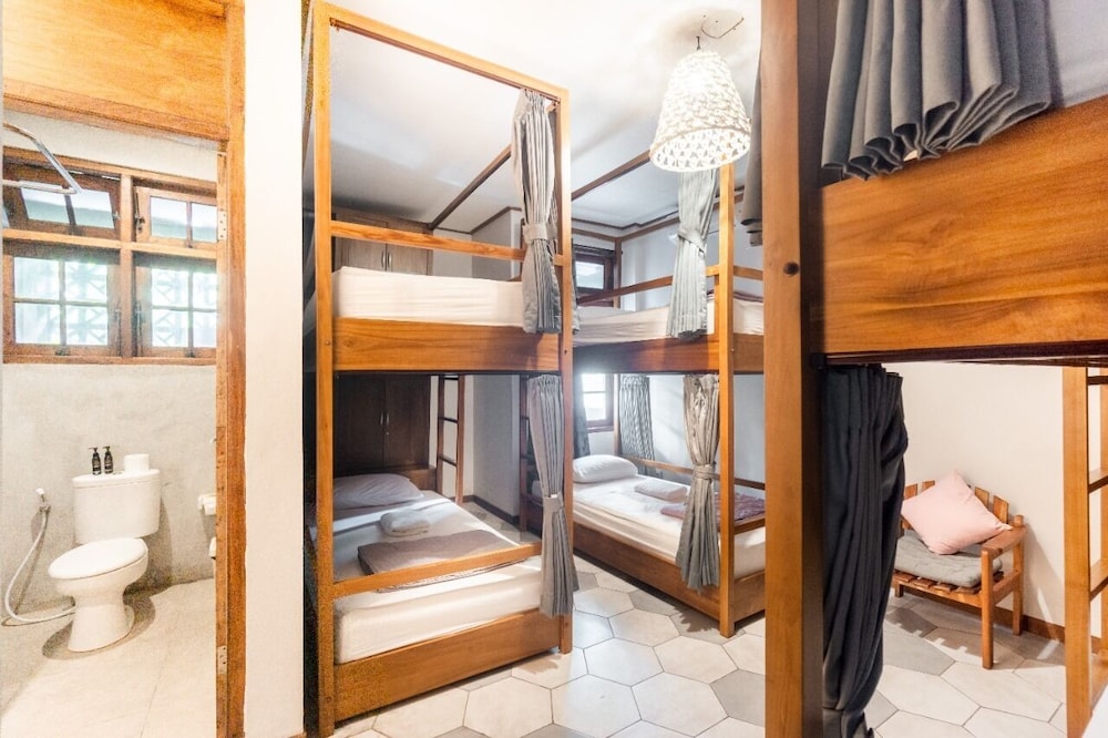 Interconnection Hostel 31/33
