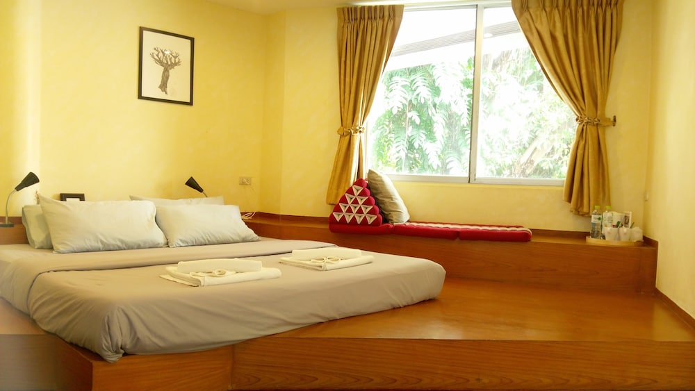 DELUXE, KING BED, BALCONY