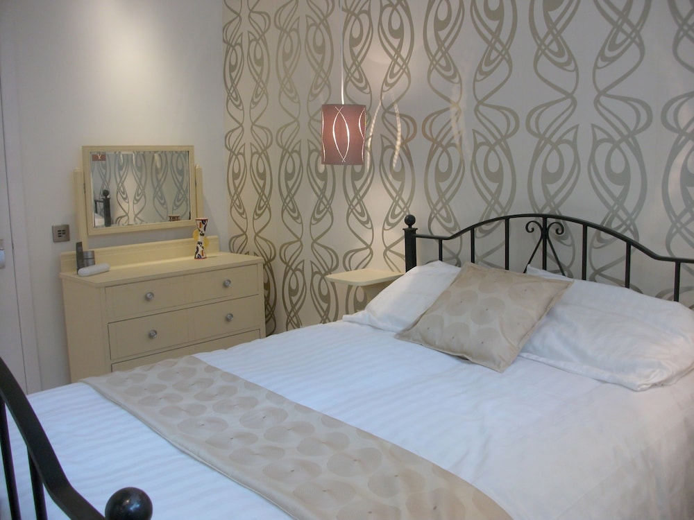 Crieff Armoury Luxury Self Catering Apartment 14/36