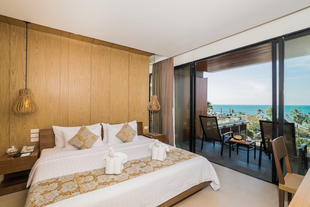 OCEAN VIEW JACUZZI DELUXE-HILLSIDE