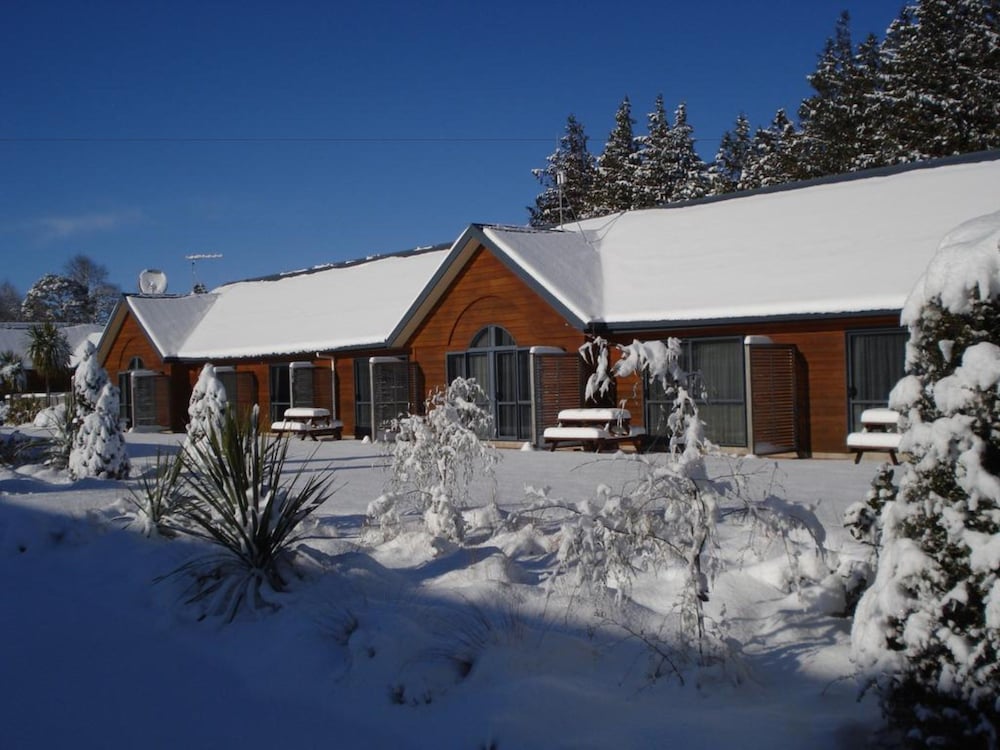 THE PEAKS MOTOR INN 33/40