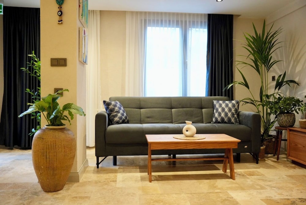 Khalkedon Suite 28/50