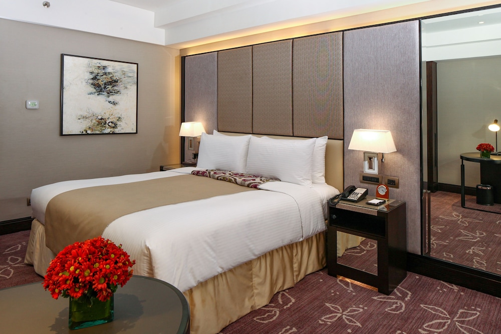 Diamond Hotel Philippines 25/68