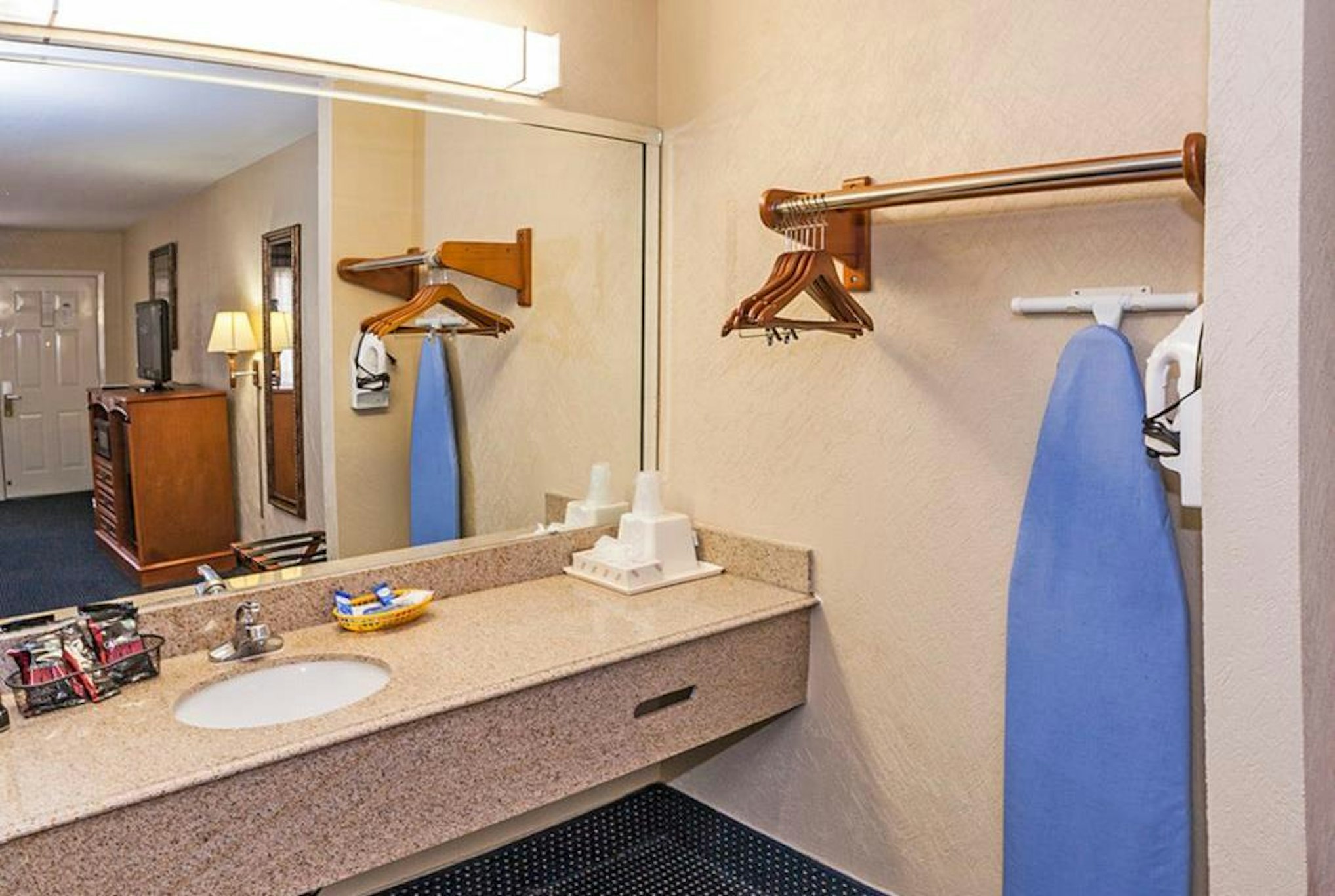Downtowner Inn And Suites 11/12
