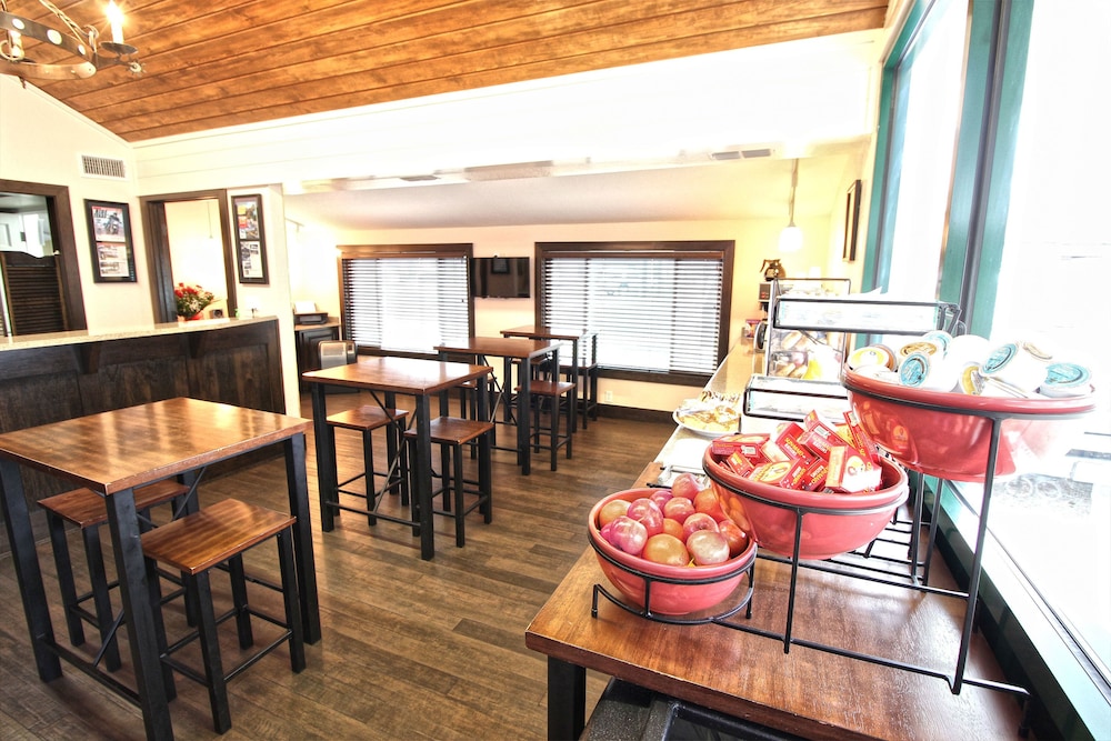 Peach Tree Inn & Suites 49/67