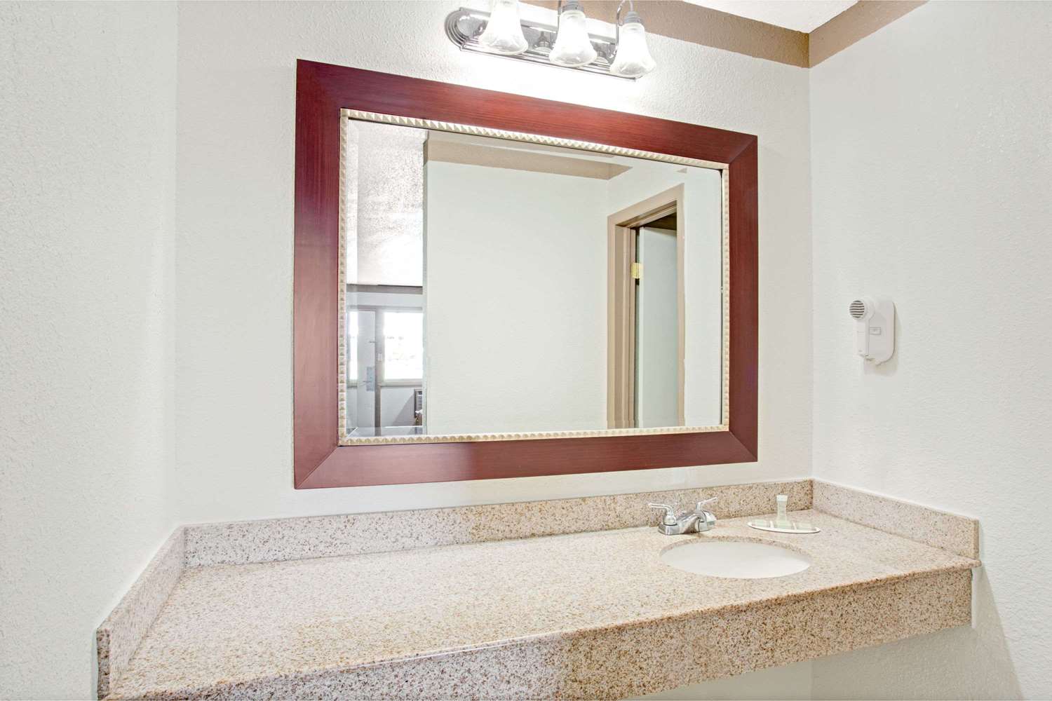 Super 8 by Wyndham Williamsburg/Historic Area 23/26