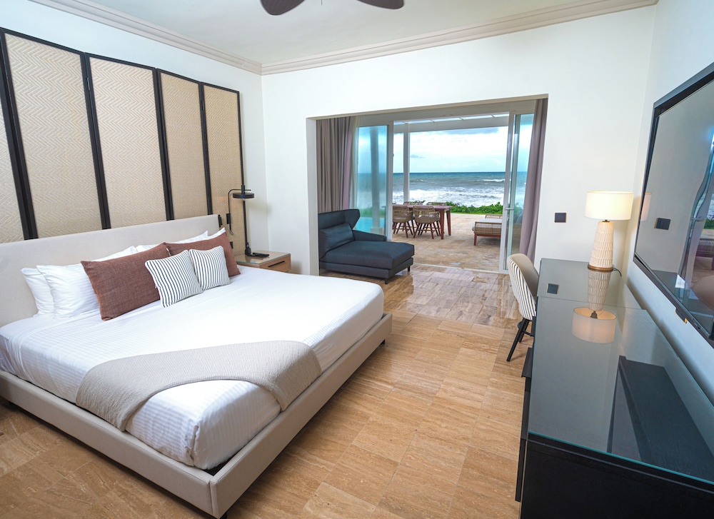 Suite, 2 Queen Beds, Ocean Front, Sofa, Private Pool