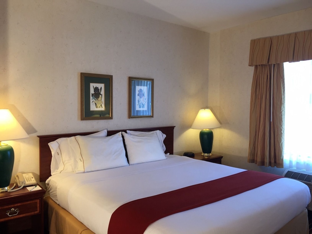 Evergreen Inn And Suites 24/59