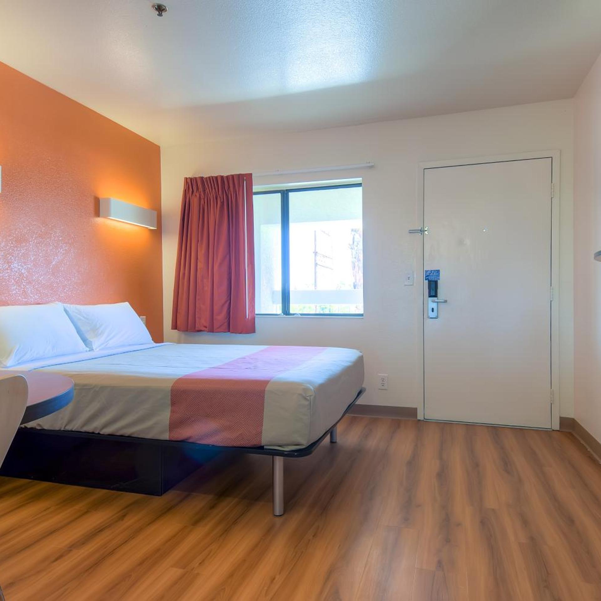 1 Queen Bed