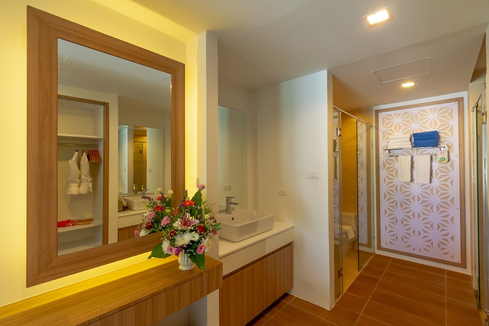 Patong Bay Hill Resort 6/70