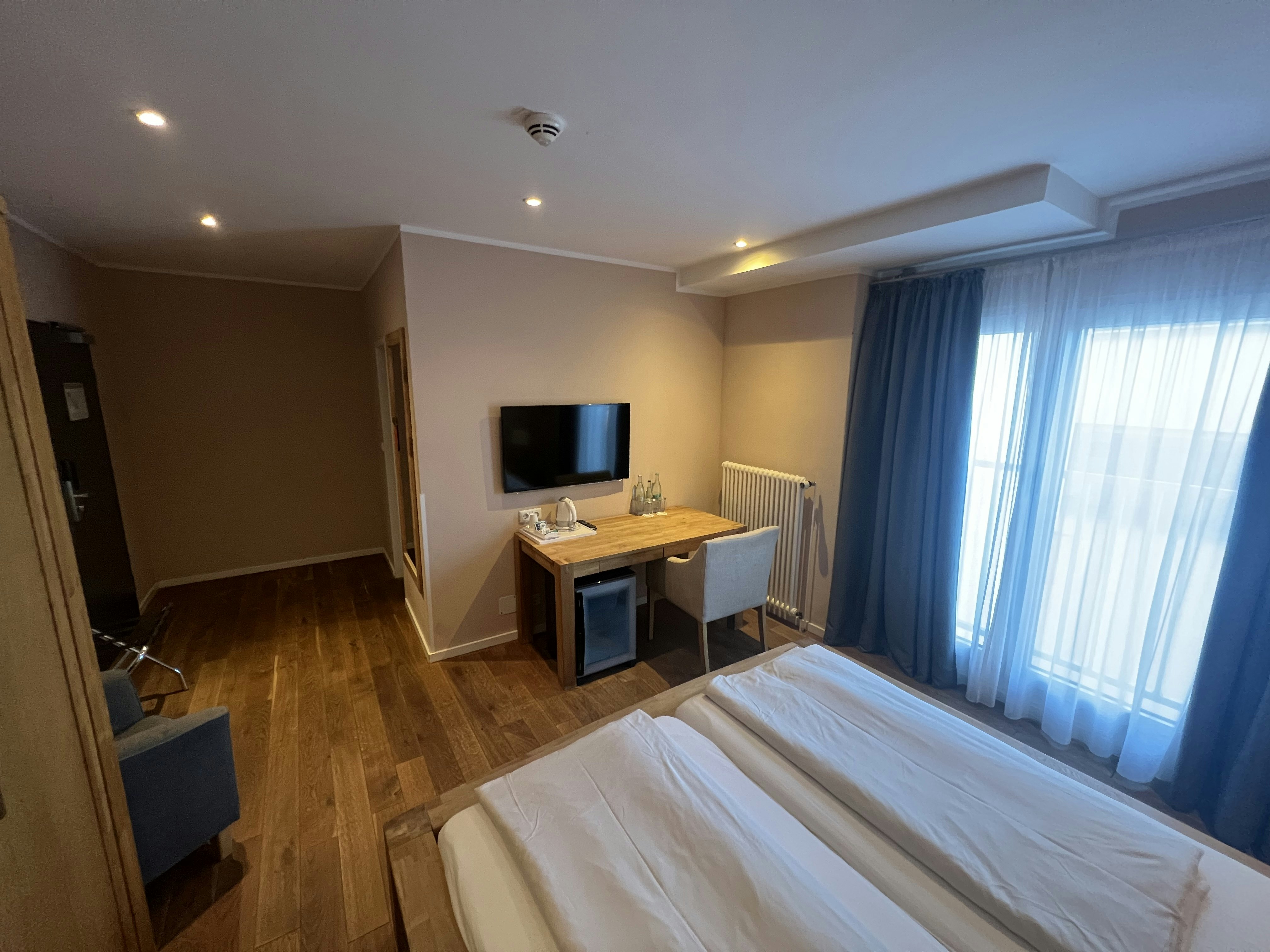 Hotel Attache 4/30