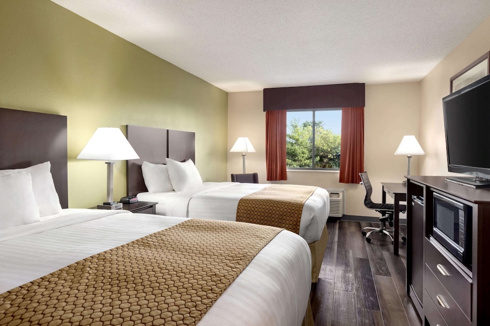 Baymont By Wyndham Monroe, MI 7/36