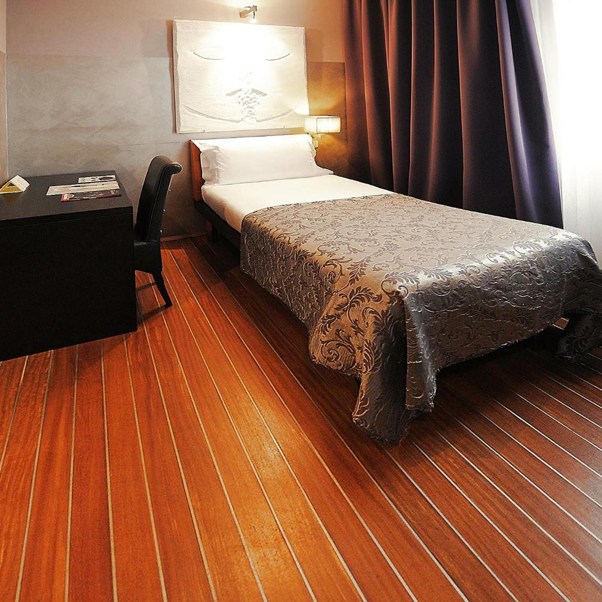 ROOM, SINGLE