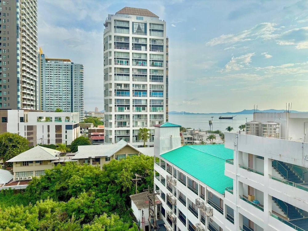 Golden Jomtien Beach Hotel 5/100