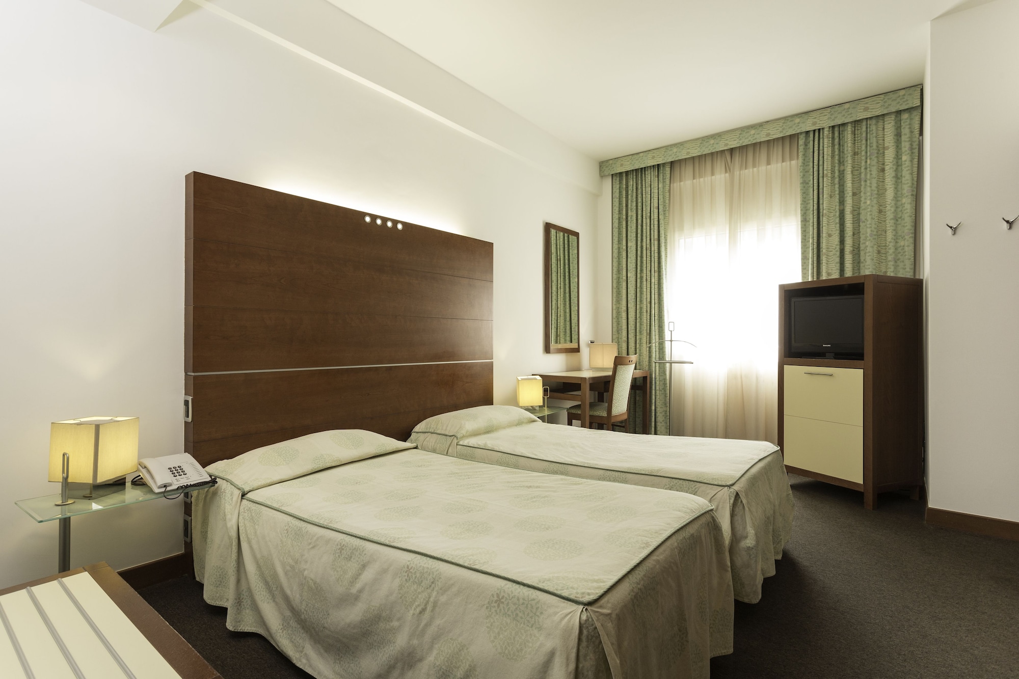 ROOM, TWIN BEDS