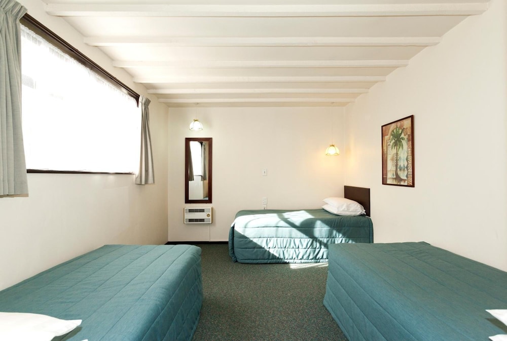 Gothic Heights Motel 8/54