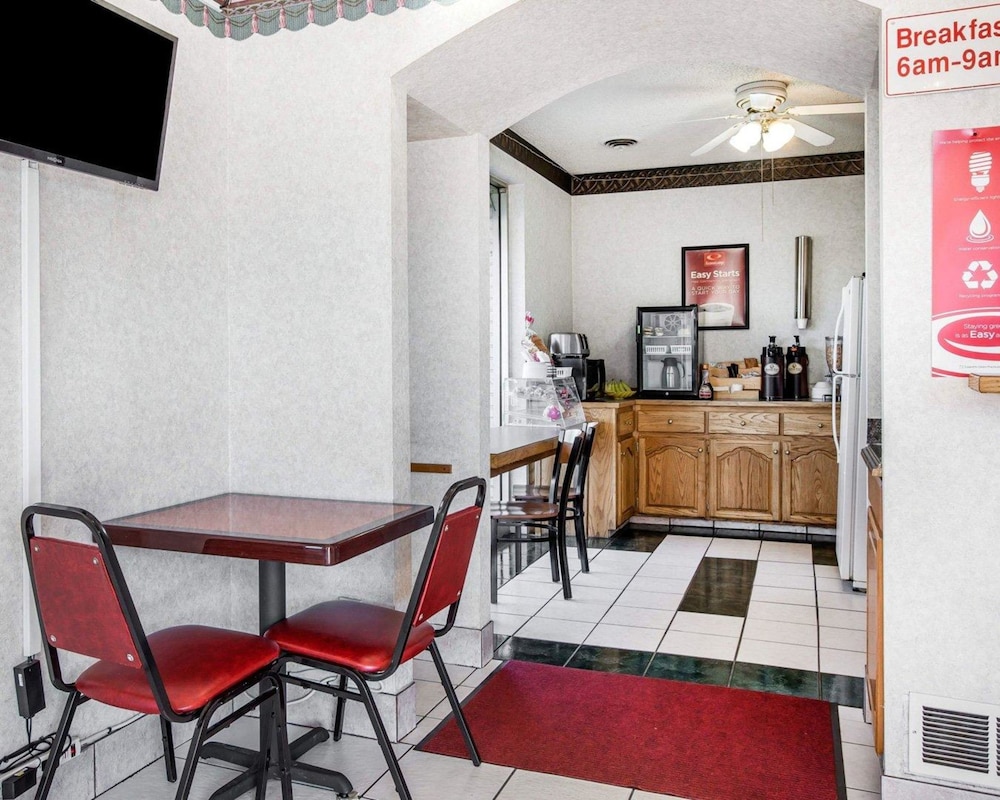 Econo Lodge Mc Donough 27/33