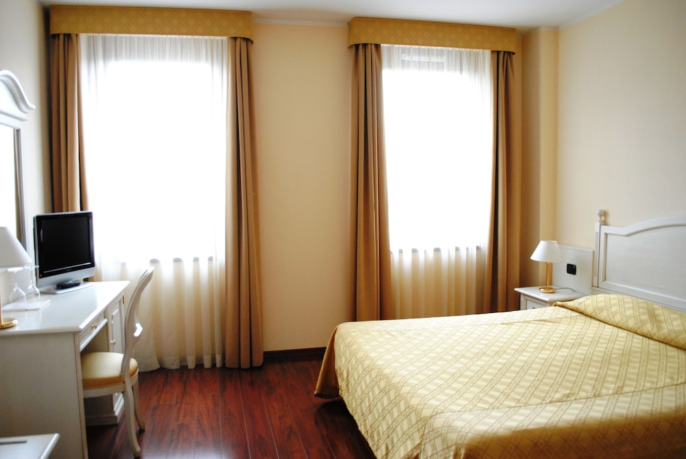 Standard, Queen Bed