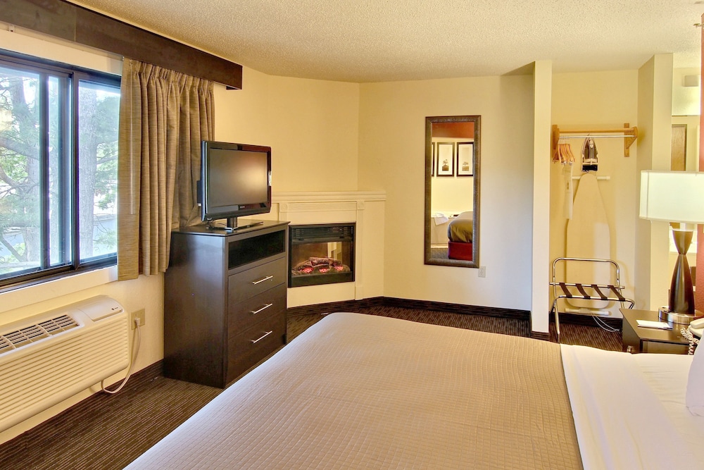 Blossom Hotel & Suites Traverse City 24/64