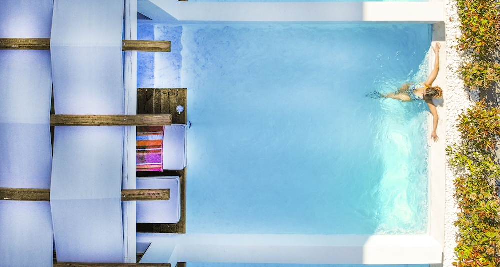 Royal Hotel and Suites 44/49