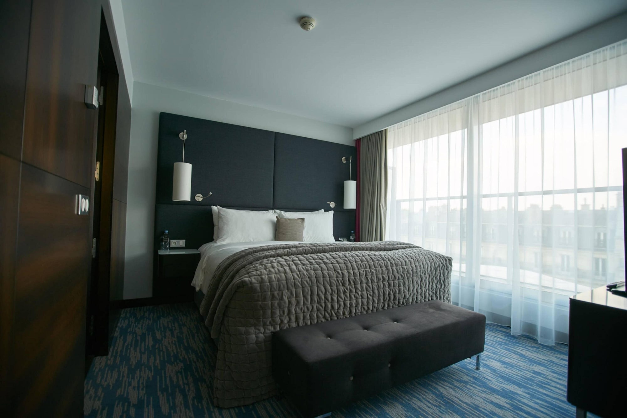 غرفة بسرير كينج بشرفة بإطلالة، Renaissance Paris Arc de Triomphe Hotel 5/10