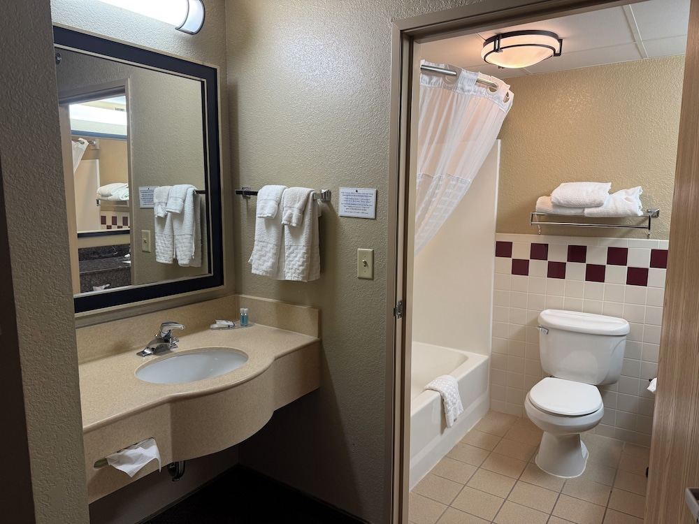 Suite, King Bed, Rodeway Inn Hesston, KS 9/10