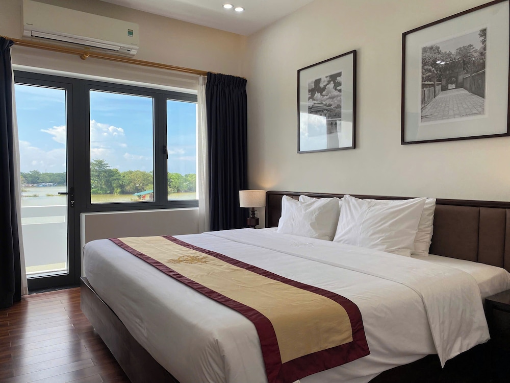 PREMIER, QUEEN BED, RIVER VIEW