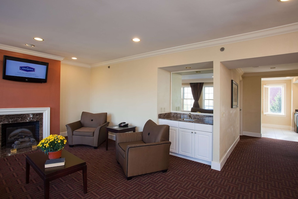Hampton Inn and Suites Stamford 30/46